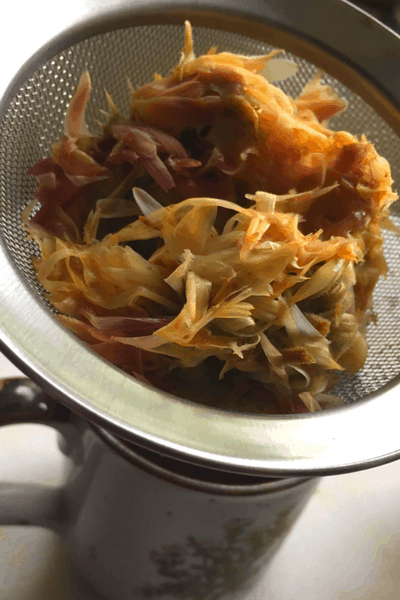 Calendula tea är det enklaste sättet att få alla fantastiska fördelar från calendula blommor. Lär dig hur man gör calendula te och varför du borde!