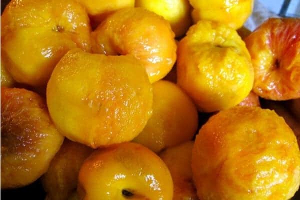 canning peaches- peeled peaches