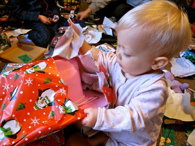 The holidays don't have to mean more clutter. This clutter free gift guide for kids will help you shop-and give ideas to the grandparents for a clutter free christmas