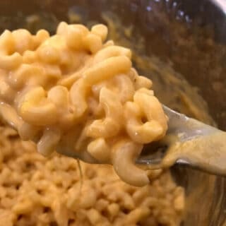 instant pot mac and cheese on a spoon