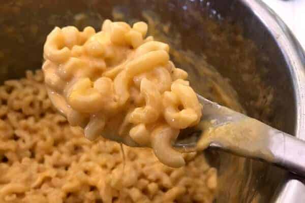instant pot mac and cheese on a spoon