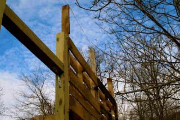 recycled pallet roof supports on pallet barn